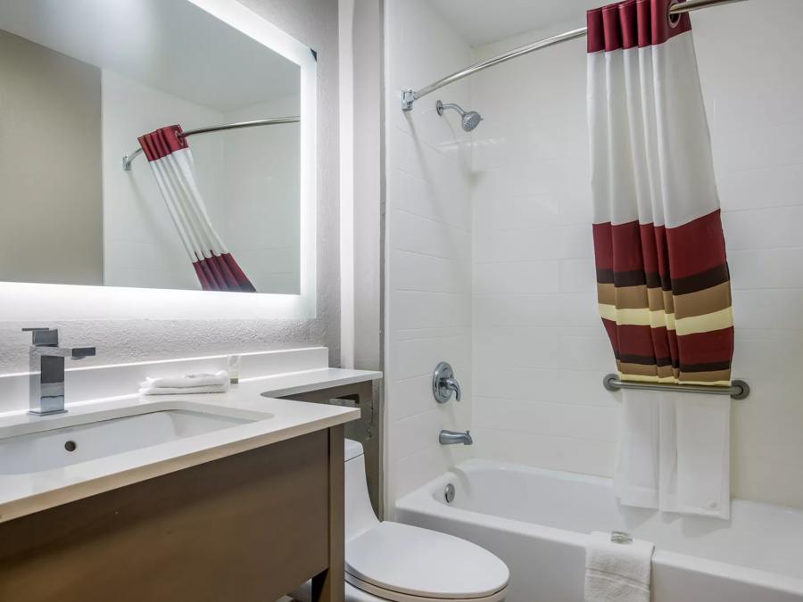 Red Roof PLUS+ & Suites Savannah - I-95 Suite 1 King Bed Smoke Free Bathroom Image 