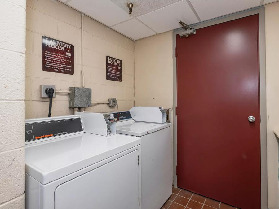 Red Roof Inn Leesburg Laundry Image