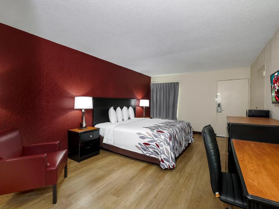 Red Roof Inn Hot Springs Suite King Bed Room Image