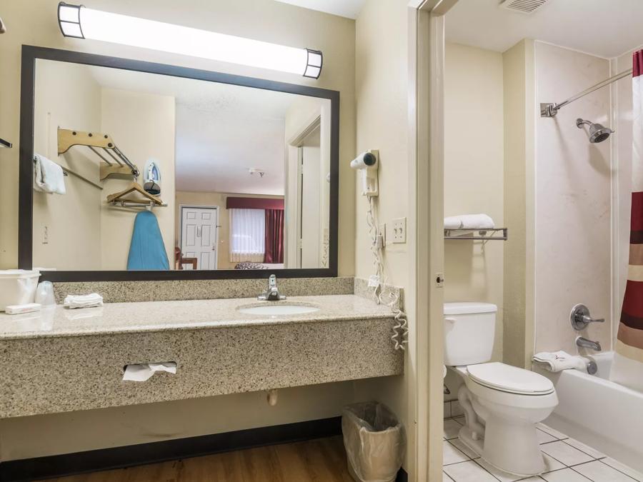 Red Roof Inn Conroe North - Willis Suite King Bed with Jetted Tub Non-Smoking Bathroom Image 