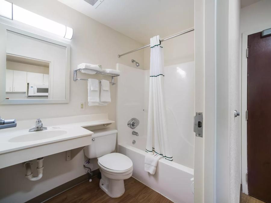 HomeTowne Studios St. Louis - Airport/N Lindbergh Suite 2 Full Bathroom Image