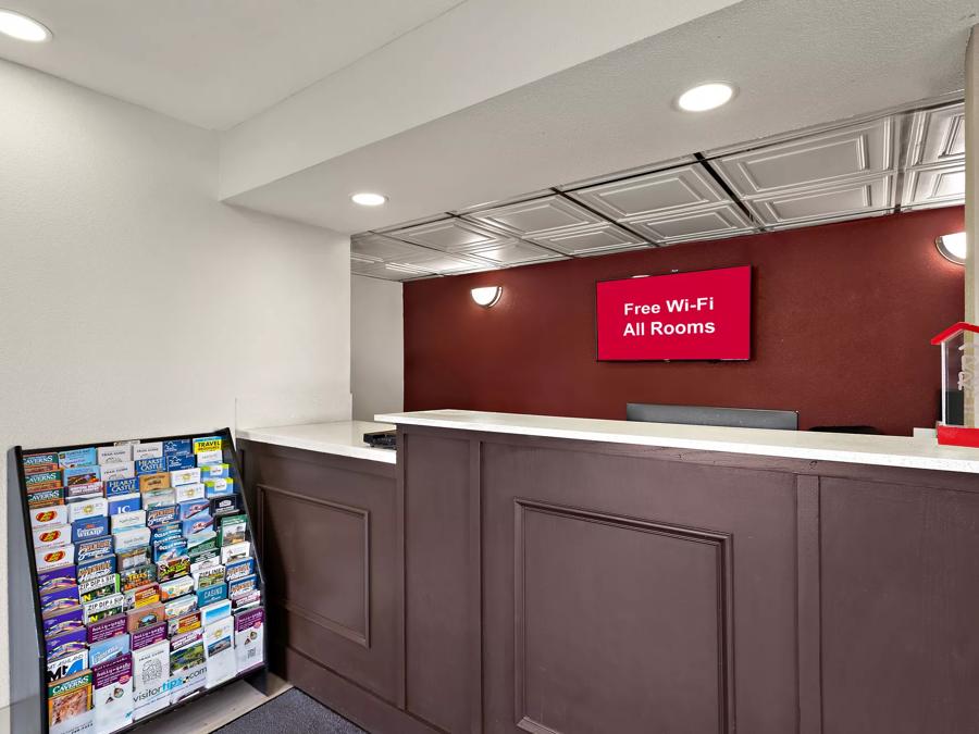 Red Roof Inn Redding Front Desk Image