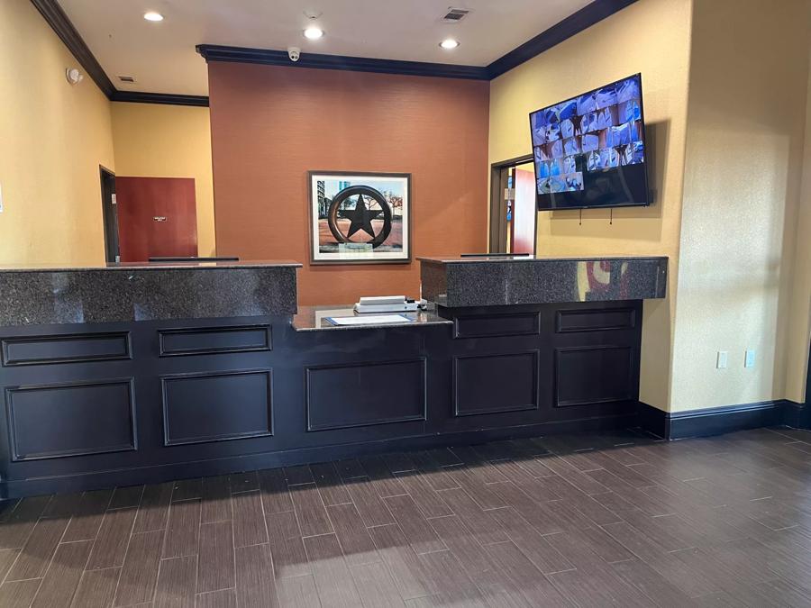 Red Roof Inn & Suites Sulphur Springs Front Desk Image