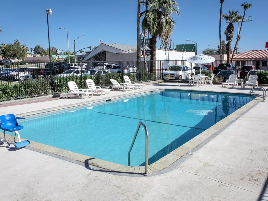 Red Roof Inn Blythe Outdoor Swimming Pool Image