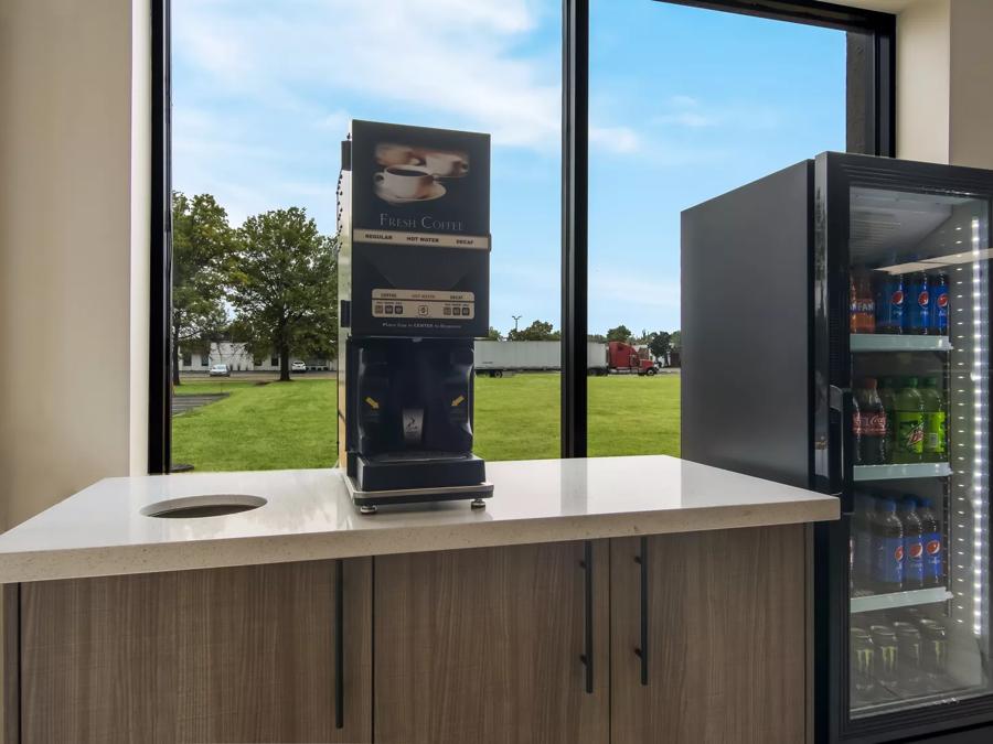 HomeTowne Studios & Conference Center Chicago – N Aurora/ Naperville Coffee Image 