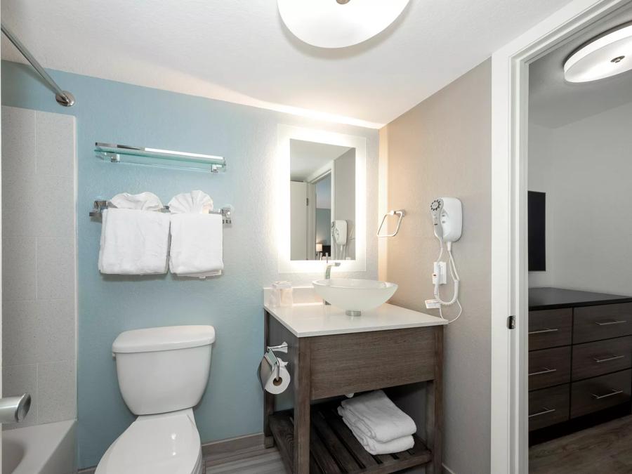Red Roof PLUS+ & Suites Naples Downtown-5th Ave S - Suite Bathroom Image