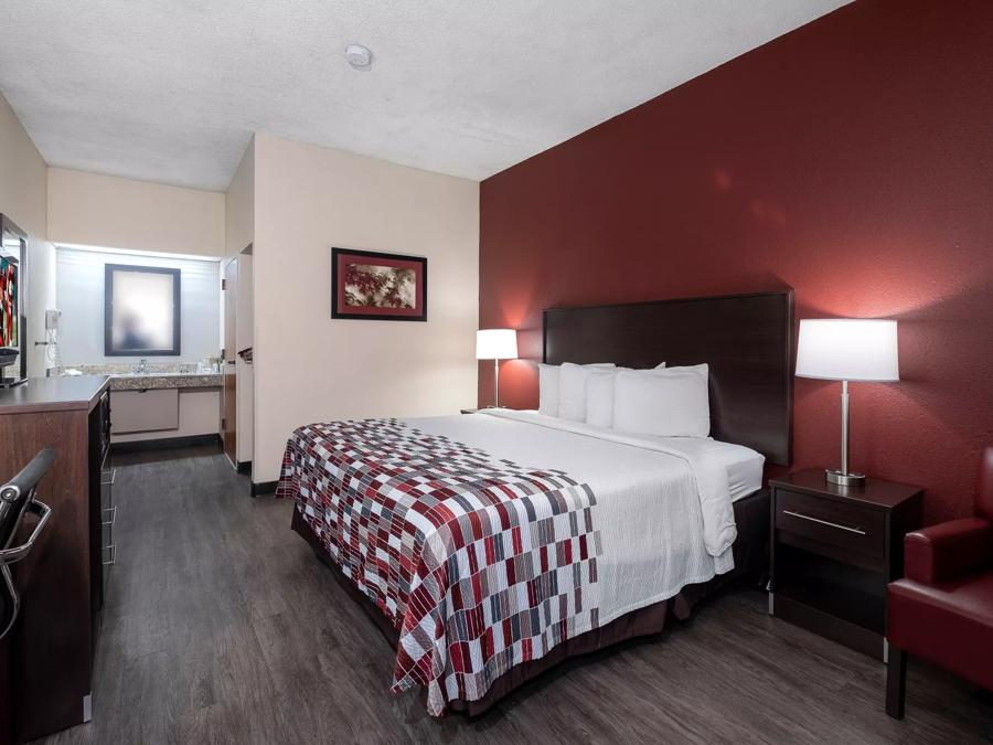 Red Roof Inn Prattville Deluxe Queen Bed Non-Smoking Image