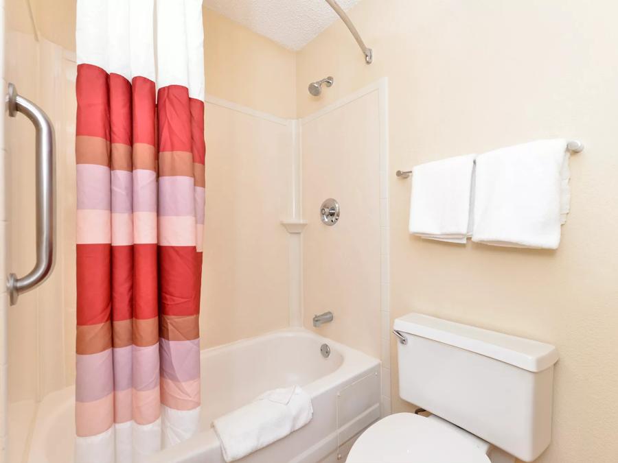 Red Roof PLUS+ Secaucus - Meadowlands - NYC Bathroom Image