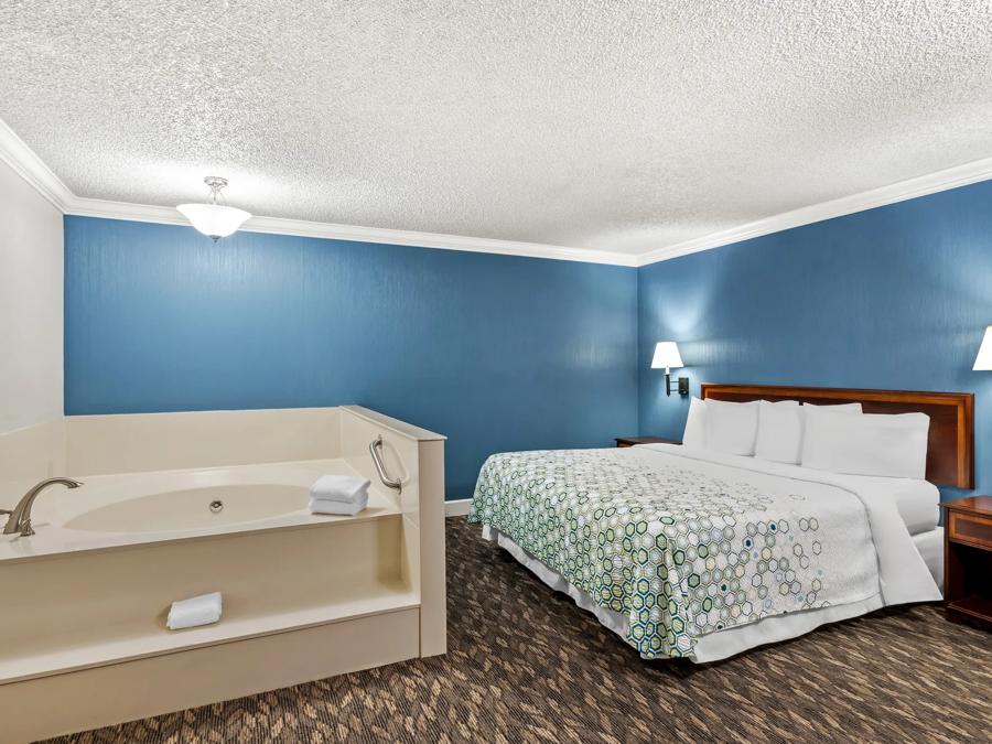 HTS1437_NS Studio Suite 1King Jetted Tub 2 PRO Approved 7-15-25_NET1KJ_2 Images