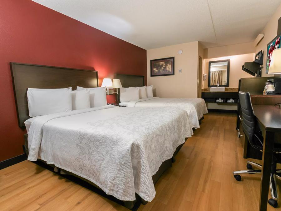 Red Roof PLUS+ Pittsburgh South - Airport Deluxe 2 Full Beds Smoke Free Image