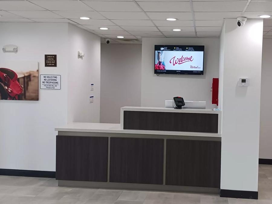 Red Roof Inn Lancaster, TX Front Desk