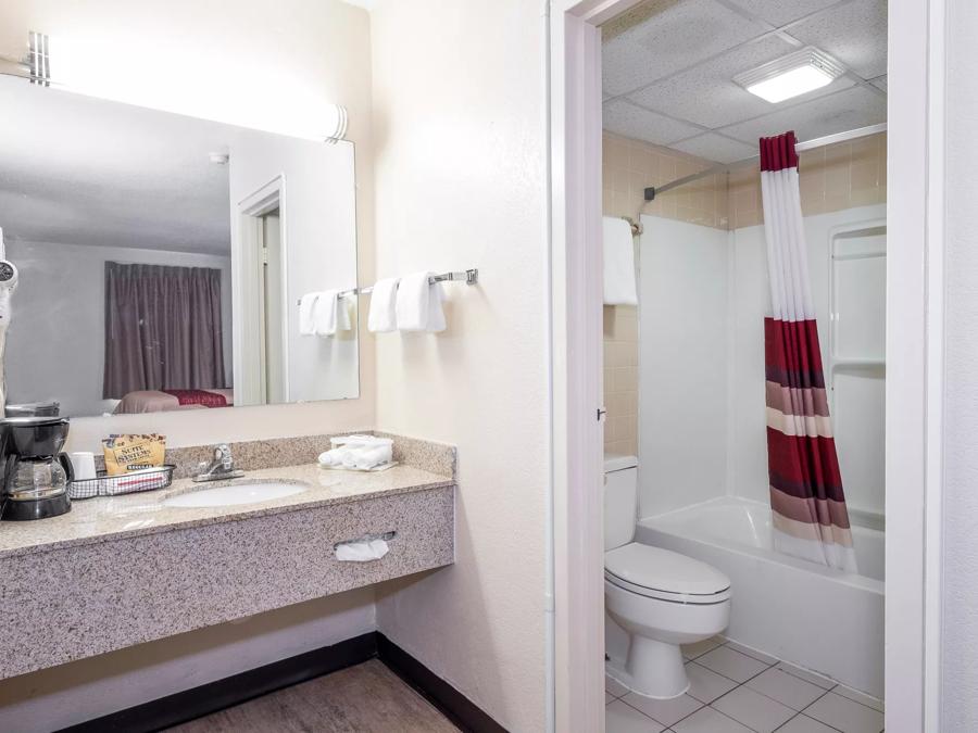 Red Roof Inn Abingdon Superior King Room Non-Smoking Bathroom Image 