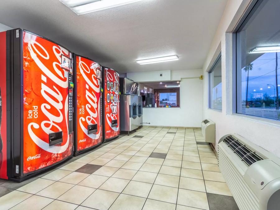 Red Roof Phoenix - Midtown vending