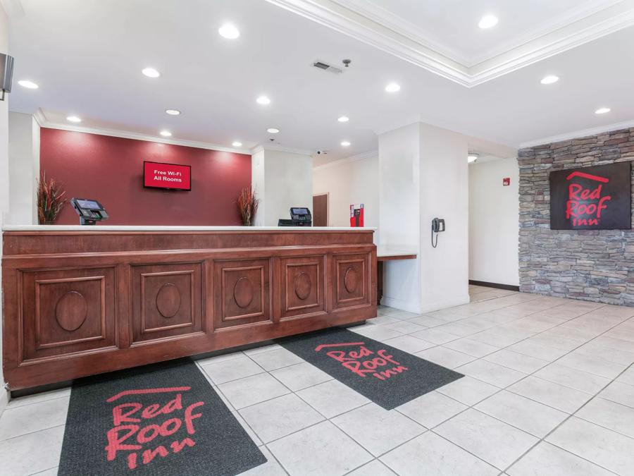 Red Roof Inn Richmond, KY Front Lobby Sitting Area Image