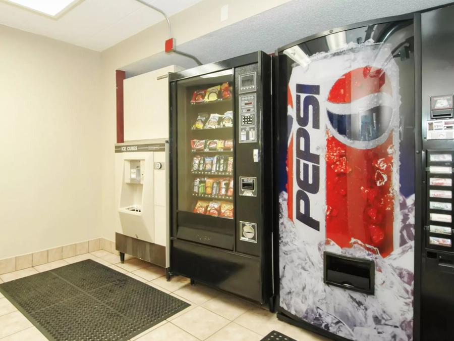 Red Roof Inn Utica vending image