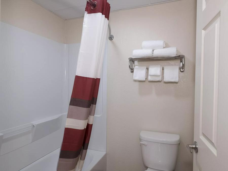 Red Roof Inn Allentown South Superior King Smoke Free Bathroom Image