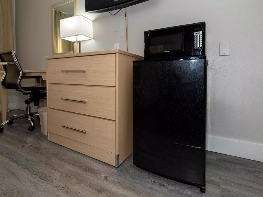 Red Roof Inn Raleigh North-Crabtree Mall/Lenovo Center Superior King Smoke Free Amenities Image