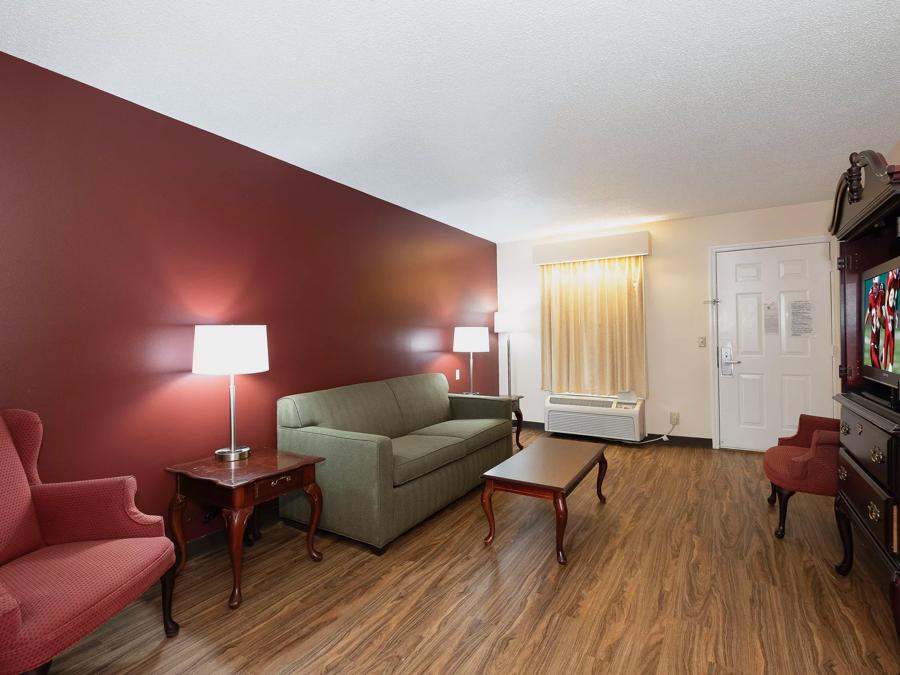 Red Roof Inn & Suites Calhoun Amenities Image