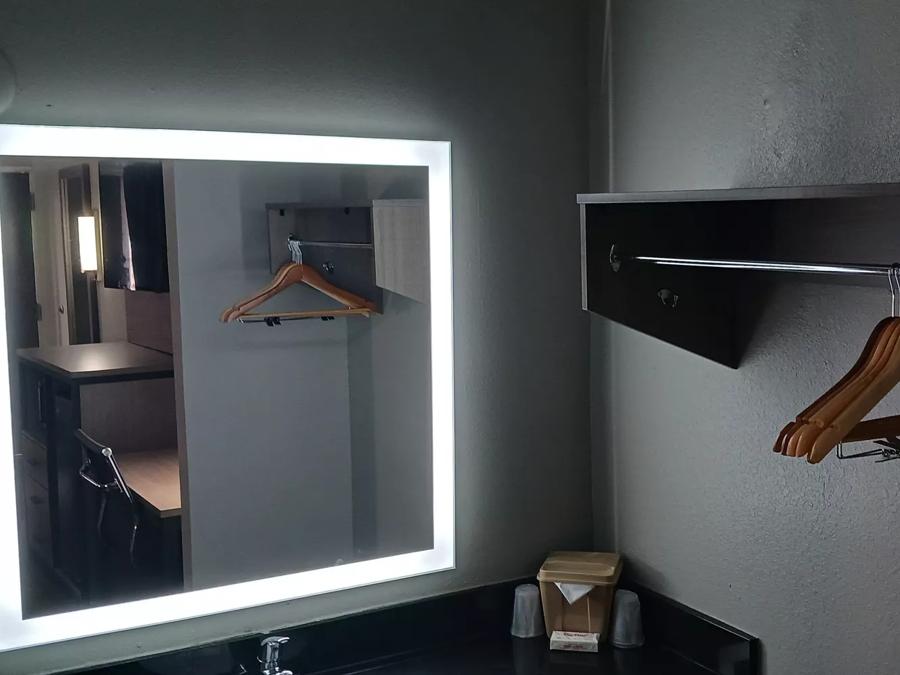 Red Roof Inn Fort Worth West Superior King Non-Smoking Bathroom Image