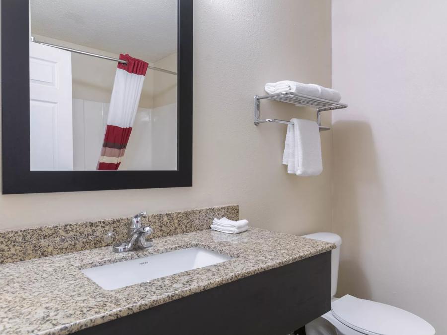 Red Roof Inn Carrollton Deluxe 2 Full Beds Non-Smoking Bathroom