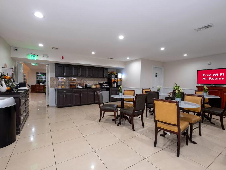 Red Roof Inn & Suites Wilson Breakfast Area Image