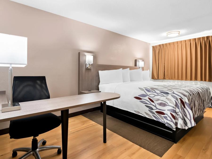 Red Roof Inn Harrisburg North Superior King Room Image