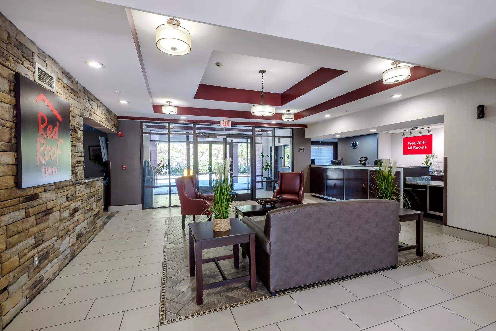 Red Roof Inn & Suites Savannah Airport Front Desk and Lobby Sitting Area