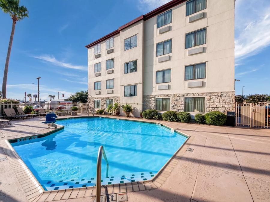 Red Roof Inn Laredo Pool Image