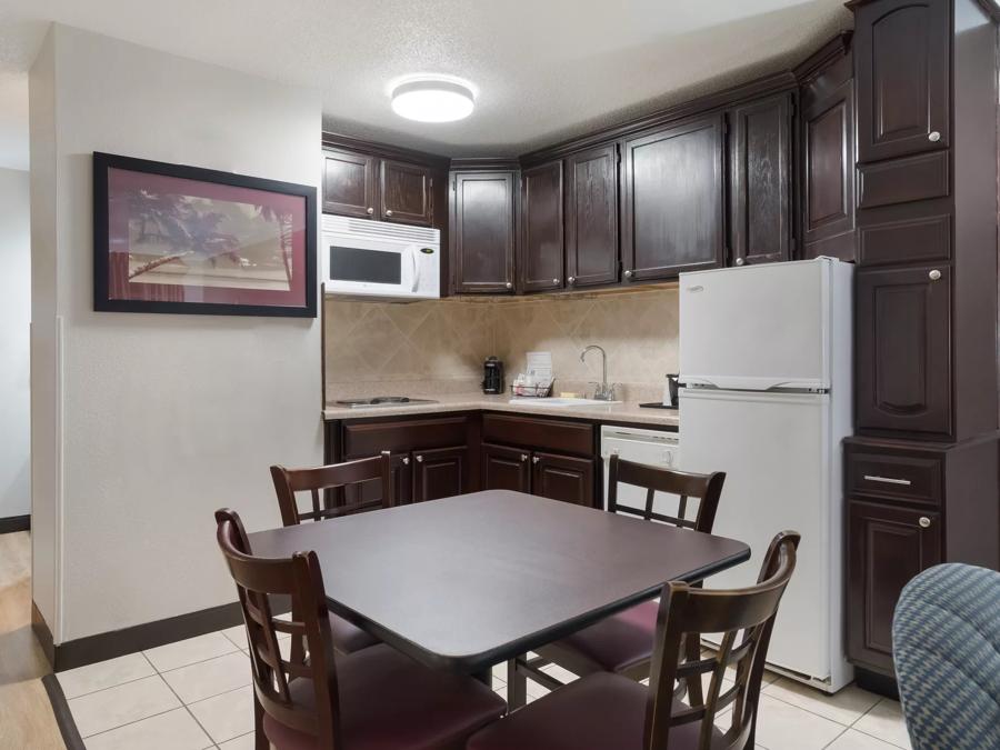 Red Roof Inn & Suites Jacksonville, NC Kitchenette Image