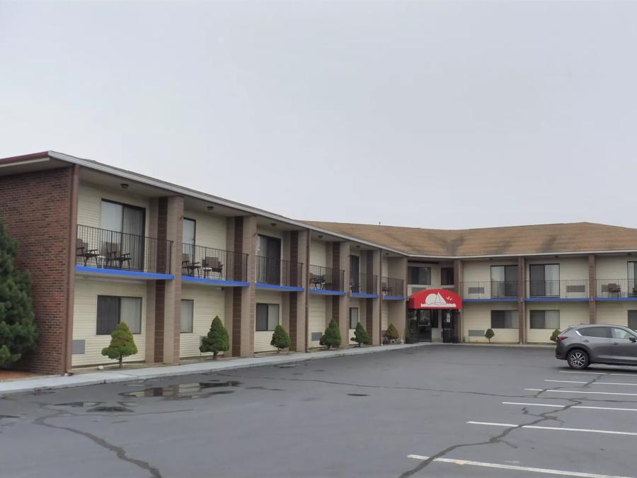 Red Roof Inn & Suites Newport - Middletown, RI Exterior Image