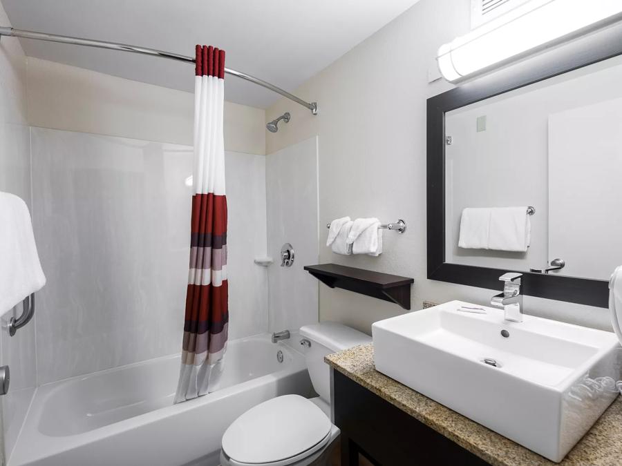 Red Roof PLUS+ Boston - Woburn/Burlington King Suite Smoke Free Bathroom Image