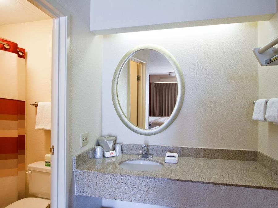 Red Roof Inn Tucson South - Airport Superior King Smoke Free Bathroom Image