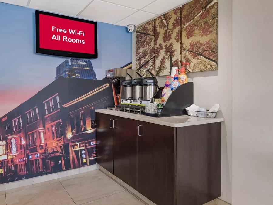 Red Roof PLUS+ Nashville Airport Lobby Image