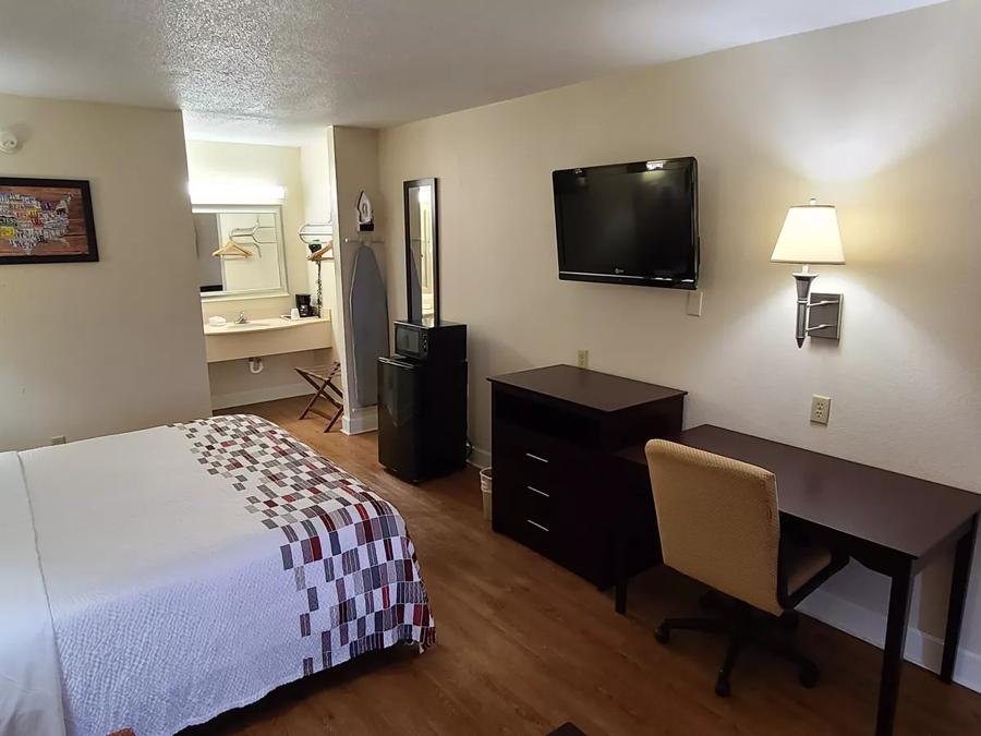 Red Roof Inn Tifton Superior King Non-Smoking Image