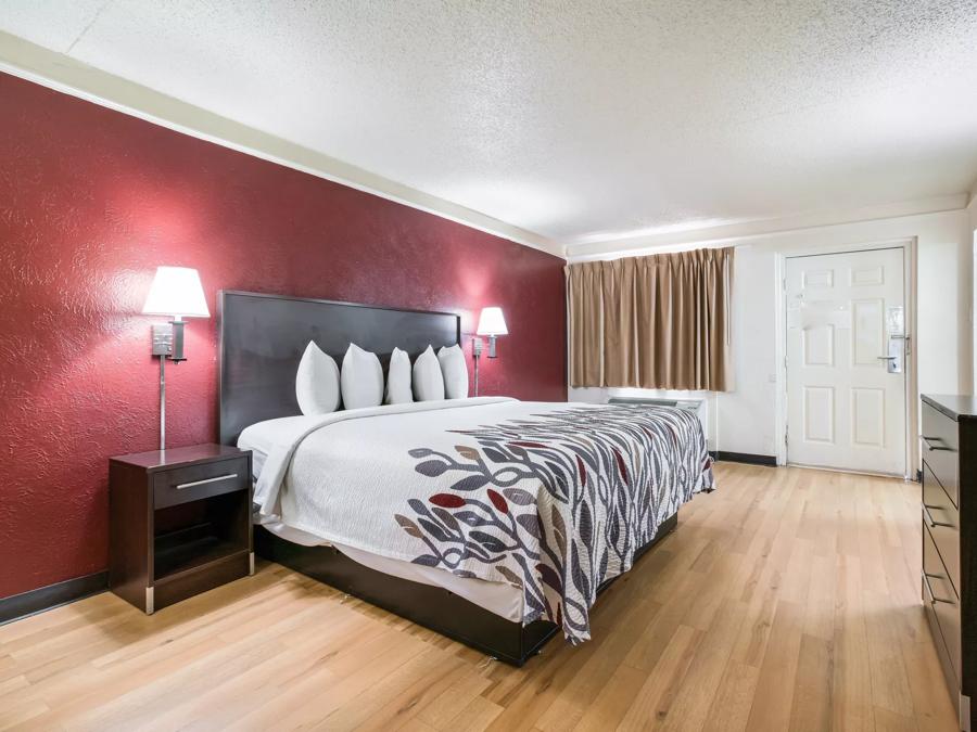 Red Roof Inn North Dallas - Park Central 1 King Bed Room Image