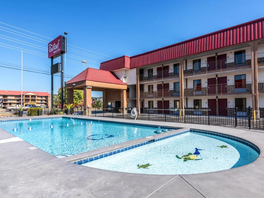 Red Roof Inn & Suites Pigeon Forge - Parkway Pool Image