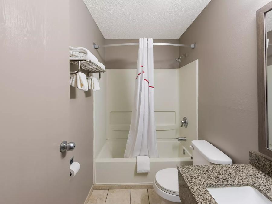 Red Roof Inn Mansfield Superior King Non-Smoking Bathroom Image