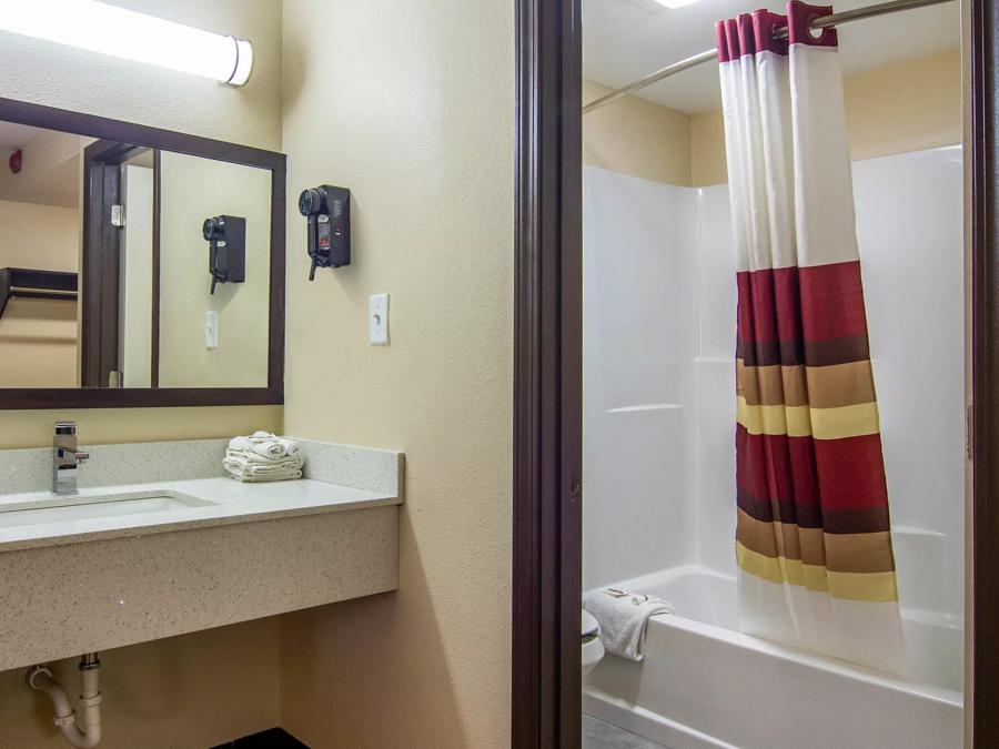 Red Roof Inn Perrysburg Superior King Room Non-Smoking Bathroom Image