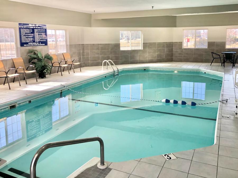 Red Roof Inn & Suites Council Bluffs Indoor Swimming Pool Image