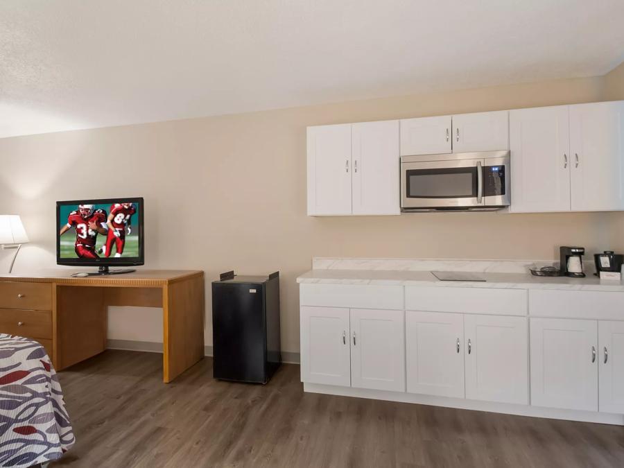 Red Roof Inn Dahlgren - Naval Base Superior King with Kitchenette Non-Smoking Kitchen Image