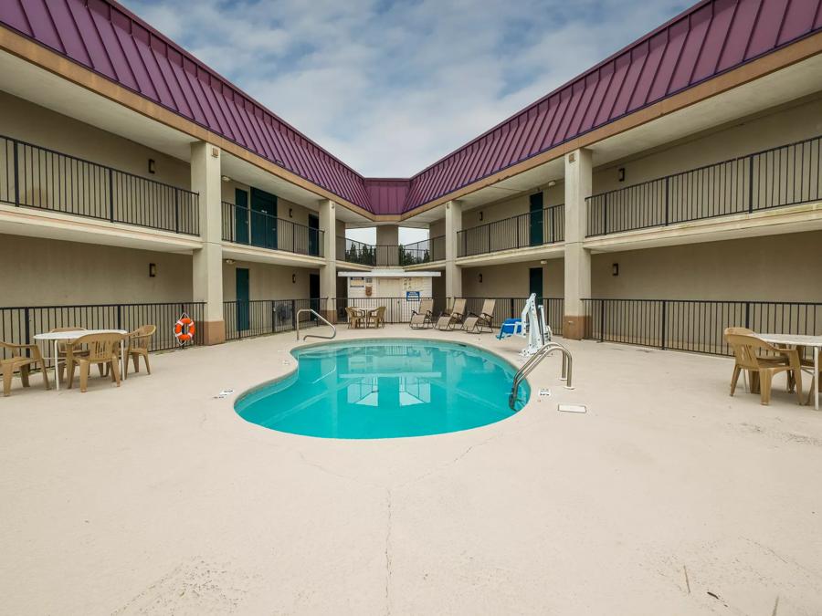 Red Roof Inn Mobile North - Saraland Outdoor Swimming Pool Detail Image