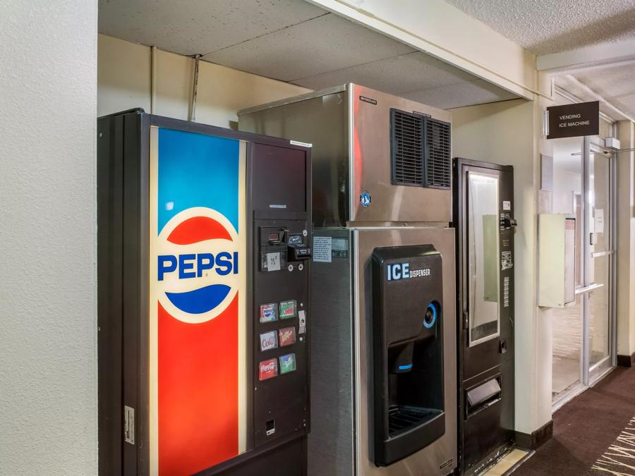 Red Roof Inn Richmond, IN Vending Image