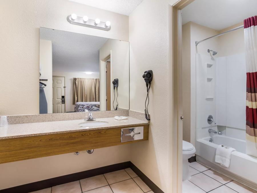 Red Roof Inn Albuquerque - Midtown Suite 2 Queen Beds Smoke Free Bathroom Image