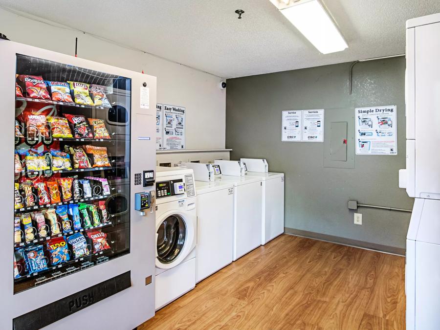 HomeTowne Studios Atlanta - Lawrenceville Laundry and Vending Machine Image