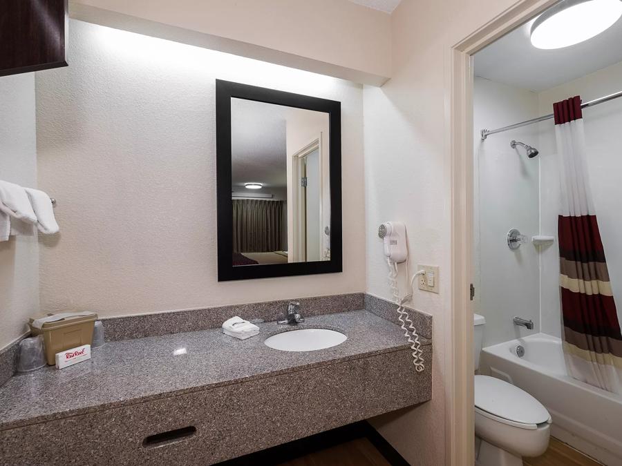 Red Roof Inn Cincinnati East - Beechmont Deluxe 2 Full Bathroom Image