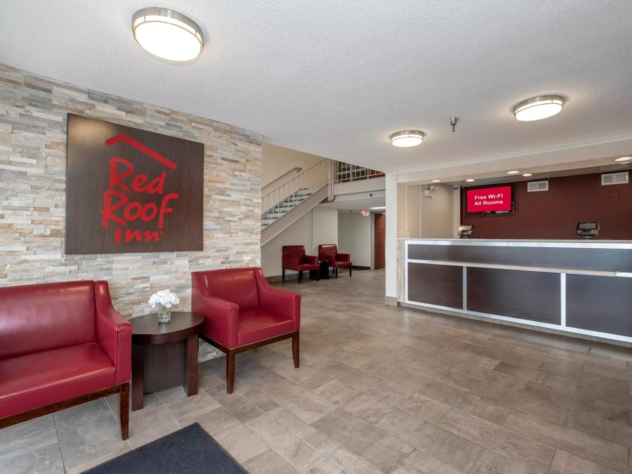 Red Roof Inn Leesburg Front Desk and Lobby Sitting Area Image