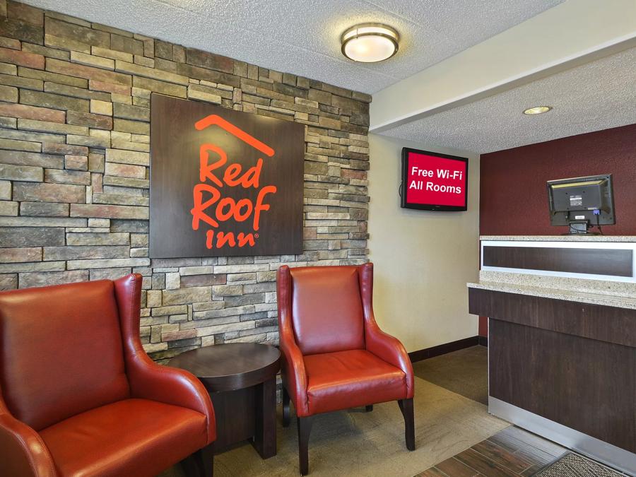 Red Roof Inn Charleston West - Hurricane, WV Front Desk and Lobby