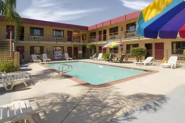 Red Roof Inn Bakersfield Pool Image