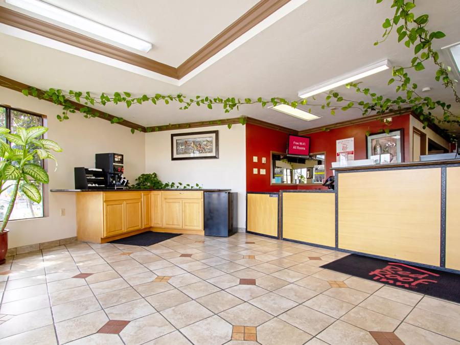 Red Roof Inn & Suites Monterey Front Desk and Lobby Image