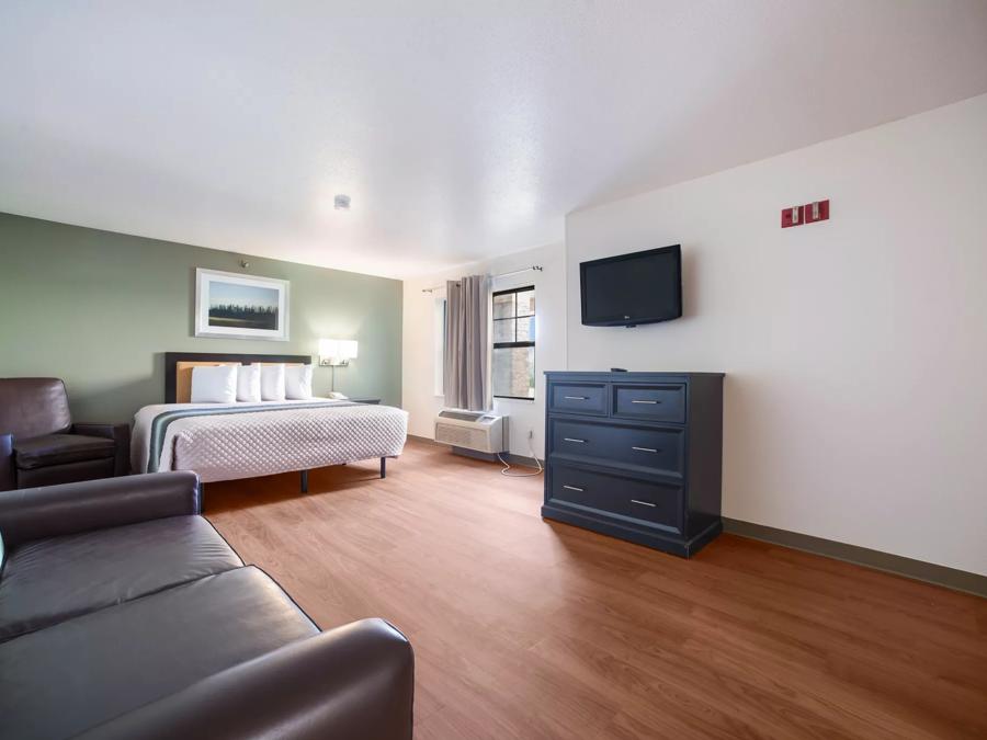 HomeTowne Studios St. Louis - Airport/N Lindbergh Suite King Amenities Image